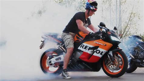 Модель спортивного мотоцикла honda cbr1000rr fireblade появилась на рынке в 2004 году, придя на смену honda cbr954rr fireblade. Honda Fireblade Burnout CBR 1000 RR Repsol SC57 - YouTube