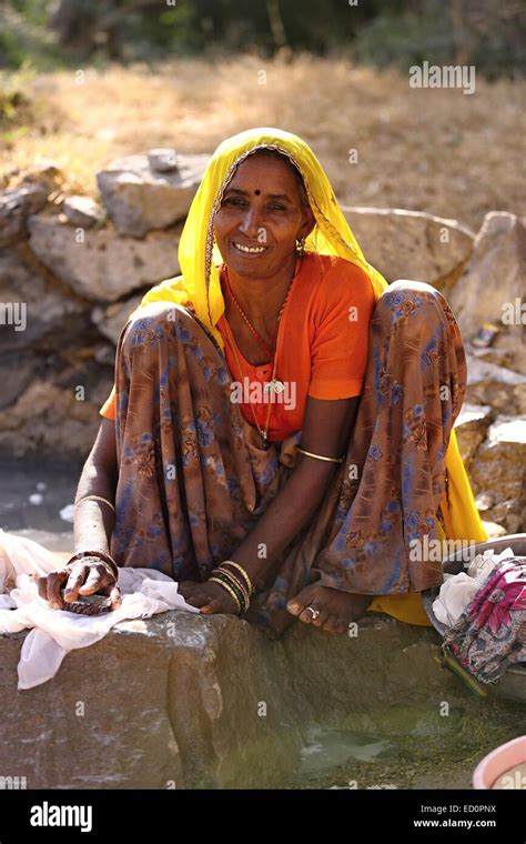 Indische Frau Die Ihre Wäsche Indien Stockfoto Bild 76849862 Alamy