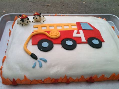 Den roten fondant ausrollen und damit das feuerwehrauto abdecken. Pin von y k auf Kindergeburtstag | Feuerwehr kuchen ...
