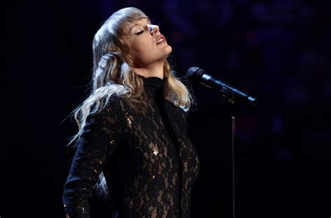 Taylor Swift Helps Induct Carole King Sings ‘will You Love Me Tomorrow