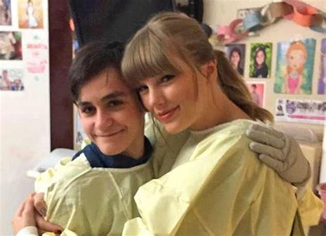 Taylor Swift Surprises Hospitalized Girl 8 Whose Severe Burn Injuries
