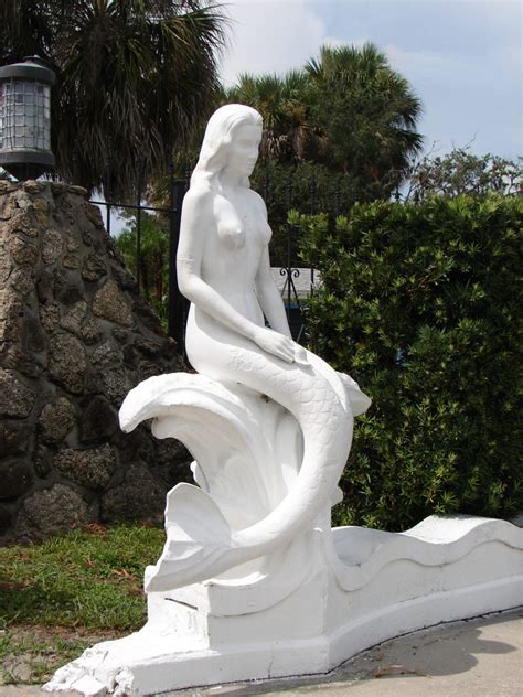 The Mermaid Statues At Weeki Wachee Springs State Park Mermaids Of Earth