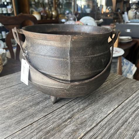 Cast Iron ‘witches Cauldron 1 12 Gallons Mid 19th Century