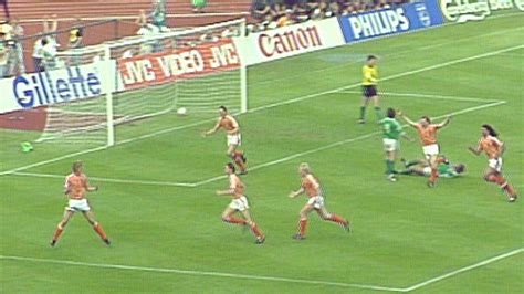 Aanvallers in formule 1 kennen hun plek: EK 1988: Oranje verslaat Ierland in Gelsenkirchen dankzij 'lucky' Kieft | NOS