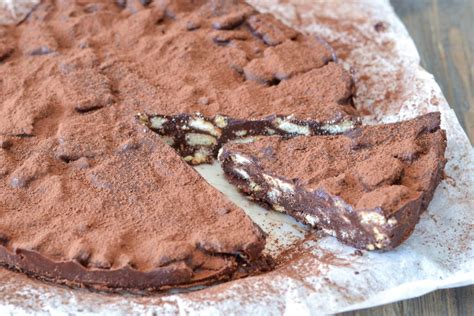 Per iniziare la preparazione del salame di cioccolato lasciate il burro fuori dal frigorifero in modo che si ammorb. Torta salame di cioccolato - Ricetta facile e veloce | Claudia