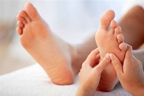 13 Reasons To Give Yourself A Foot Massage And How To Do It