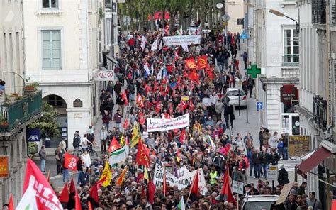 La présidente du rassemblement national marine le pen se. Béarn : les syndicats appellent à manifester le 1er mai ...
