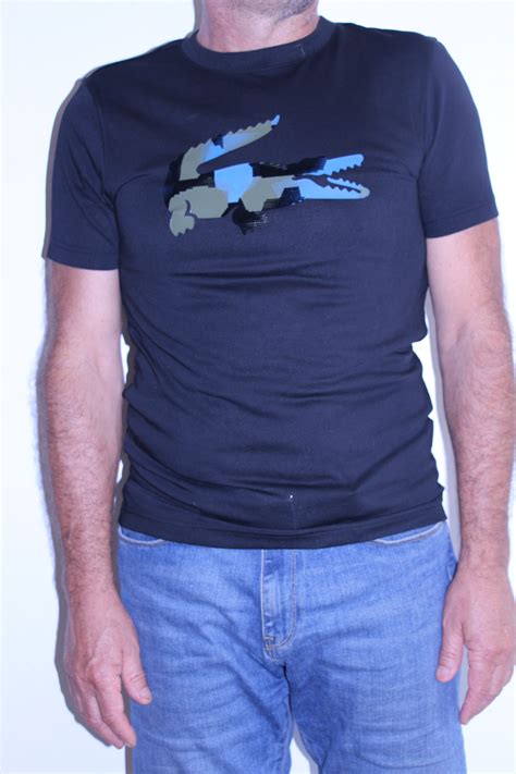 We have, among others, golf shirts and caps. LACOSTE Tee shirt Croco Camo Noir - SPORT AVENTURE