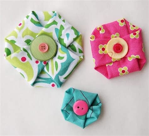 In this diy easy fabric flower tutorial, amanda and sherry from grace monroe home show you how to make cute fabric flower pins and fabric flower hair bows. Totally Tutorials: Tutorial - How to Make No Sew Fabric ...