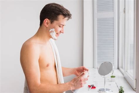 konzept mit attraktivem mann rasieren kostenlose foto