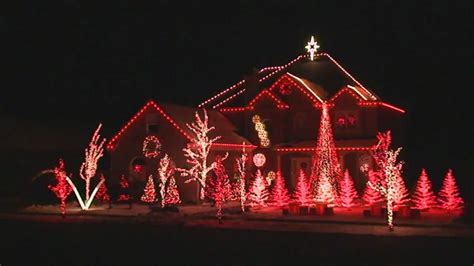A computer controlled christmas light display using 64 channels and 9,000 lights. Music Box Dancer 2007 - Holdman Christmas Lights - YouTube