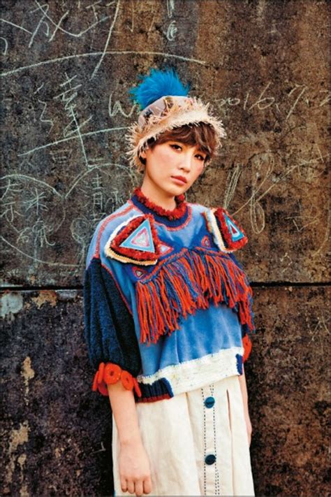 Her younger sister 魏如昀 is also a pop singer, becoming famous after participating in the taiwanese singing contest 超級星光大道 (one. 魏如萱主持廣播崩潰實錄 - 自由娛樂