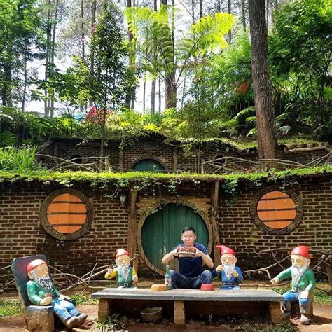 Menuju paraland majalengka paraland resort majalengka berada di desa sidamukti, kecamatan majalengka, kabupaten majalengka. Rumah Hobbit Cikole - Kebaya Solo n