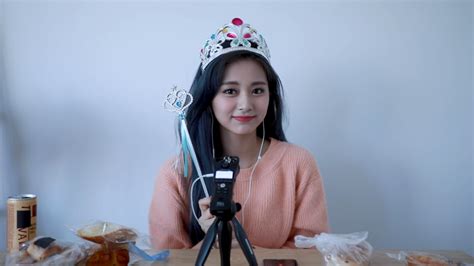 From order of left to right: 子瑜开直播吃饭，萌翻天!最后还送上Kiss! | TTN 谈谈网