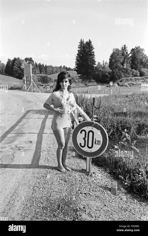 Deutsche Fictitious Character Margot Mahler Bei Einem Fotoshooting Am Straßenrand Deutschland