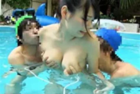 【動画】プールで小さな子供が側にいるのに中出しセ クスしたカップルが炎上 ポッカキット