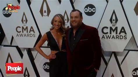 luke combs crowned entertainer of the year at 2021 cma awards i don t deserve to win it