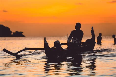 Silhouet Van Traditionele Vissersboot Stock Foto Image Of Mannetje Overzees