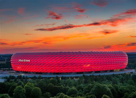 From august 2005 onwards, the allianz arena has hosted the bundesliga and champions league matches of fc bayern münchen and tsv 1860 münchen, and will also host the 2012 champions. Die Allianz Arena in München