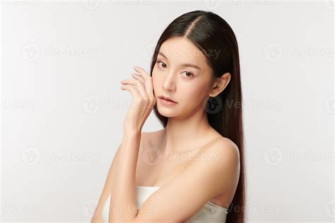 hermosa joven asiática con piel limpia y fresca sobre fondo blanco cuidado facial tratamiento
