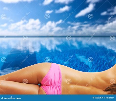 Mulher Em Topless Na Piscina Tropical Foto De Stock Imagem De Oceano Poolside 55350570