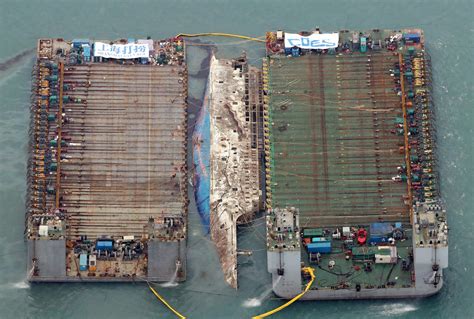 South Korea Raises Ferry That Sank In 2014 Disaster The New York Times