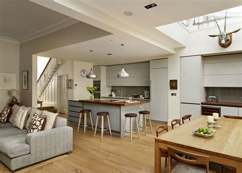 This modern kitchen design and dining room combo showcases light and color. This neutral, bespoke Roundhouse kitchen features ...