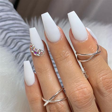 Hoy te quiero mostrar más de 90 hermosos diseños de uñas blancas decoradas en diferentes tonos y combinaciones. #chicagonailtechs #ombrénails #longnaturalnails # ...