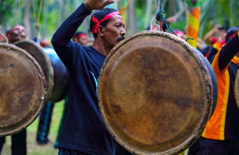 Ditiup dan ada lubang yang dimainkan dengan jari sebagai kontrol nada. 15 Alat Musik Tradisional Aceh, Gambar, Fungsi dan ...