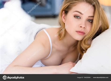 Sabah Yatakta Yatarken Çekici Sarışın Kız Stok fotoğrafçılık