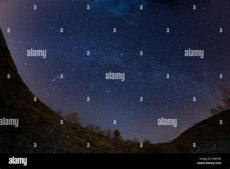 El Cielo Estrellado Y Milky Way Capturados En Los Alpes Por El Lente De