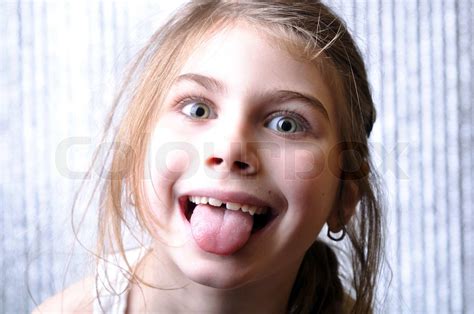 Close Up Porträt Einer Fröhlichen Mädchen Mit Ihr Die Zunge Heraus Stock Bild Colourbox