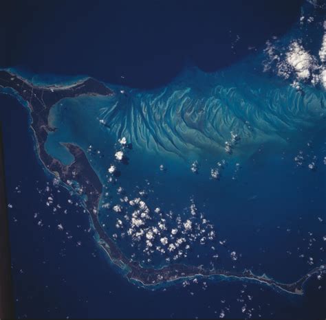 グーグル地図が捉えた自然とその上の生物人工物アクション バハマのエルーセラ島沖の石灰質の堆積物台地Bahama Banks 我家のIT化 HTTPS版