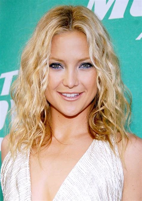 Kate Hudson With Shoulderlength Blonde Hair Styled Into Waves Curly Shag Haircut Haircuts For