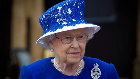 وجلالة الملكة إليزابيث الثانية هي رئيسة الدولة ويمثلها الحاكم العام. معـلومـــة: الملكة اليزابيث الثانية غاضبة جدا من حراسها لسبب غريب
