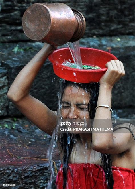 A Nepalese Hindu Woman Takes A Ritual Bath In The Bagmati River News Photo Getty Images