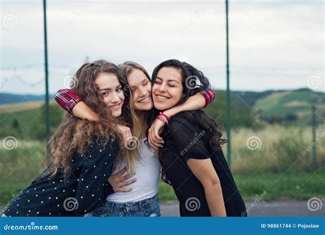 Tres Adolescentes Atractivos Al Aire Libre En Patio Foto De Archivo Imagen De Tarde Abrazo