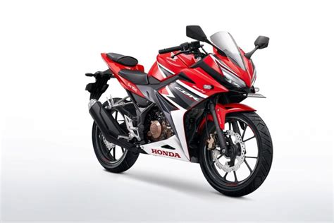 This sport bike was updated in 2019, and comes in two variants, namely a standard and the repsol special that features repsol graphics. 2020 Honda CBR 150R Launched In Indonesia At Rs 1.80 Lakh