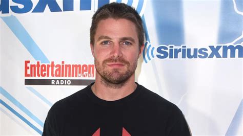 Stephen Amell Strips Down In Fully Naked Poolside Snap See The Pic