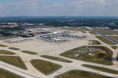 The only way to get between. Where to Eat at Charlotte Douglas International Airport ...