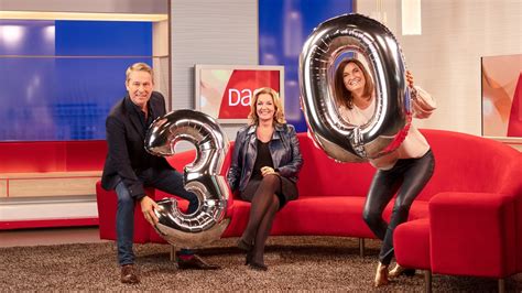 Darüber sprechen wir auf dem roten sofa. 30 Jahre DAS! - Ab aufs Rote Sofa | NDR.de - Fernsehen ...