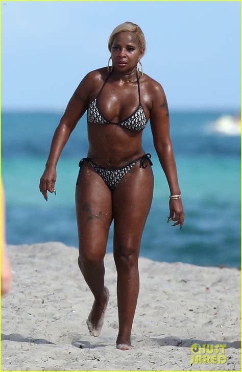 Mary J Blige Rocks Dior Bikini For Day At The Beach Photo 4673116