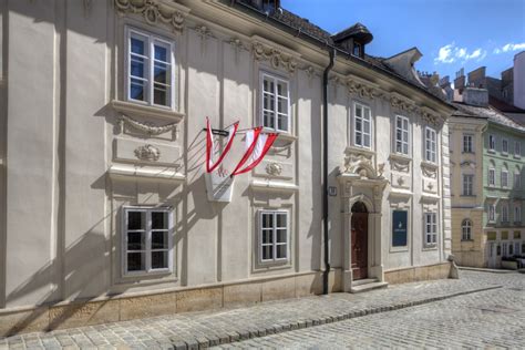 Beethoven lived in this building when the 19th district was. パスクァラティハウスの観光情報（歴史・料金・行き方・営業時間） - HowTravel