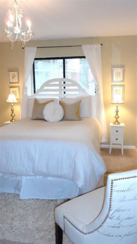 This guest bedroom offers a cozy bed over checkered carpet flooring accompanied by a metal chair and round glass top side table. Pretty! (With images) | Small guest bedroom, Guest bedroom ...