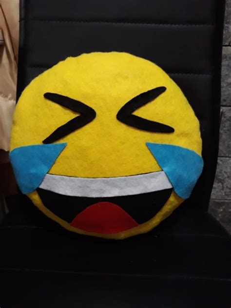 Emoji images displayed on emojipedia are copyright © their respective creators, unless otherwise noted. Almofada Emoji Chorando de rir no Elo7 | Atuando com Arte ...