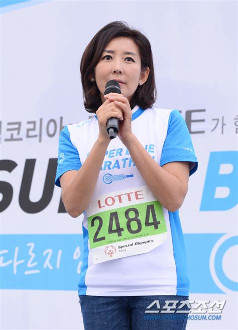 리즈 스스로 그나마 가장 믿고 의지할 만한 사이였다 말했다. 나경원 몸매 움짤 리즈시절 과거사진 성형전후 비서 투기 남편