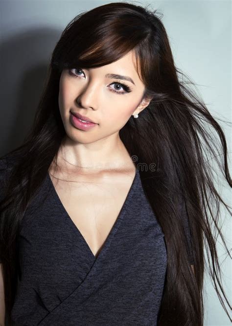 Mulher Asiática Bonita Nova Com Pele Sem Falhas E Cabelo Perfeito Do Composição E O Marrom Foto