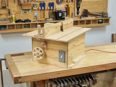 All of the three designs are easy and should only cost around $50. Bench Top Router Table - IBUILDIT.CA