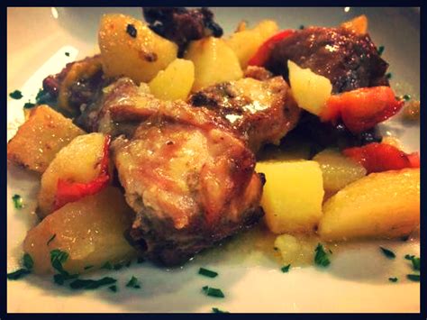 La carne di coniglio è digeribile e per questo motivo scelta da chi privilegia le ricette light. Coniglio al forno con patate e peperoni | Ricetta ed ...