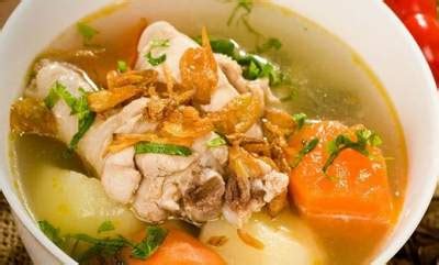 Cuci menggunakan air bersih dan usahakan mencuci hingga benar benar bersih. Resep Sup Ayam Kuah Bening Segar Bumbu Spesial - Area Halal